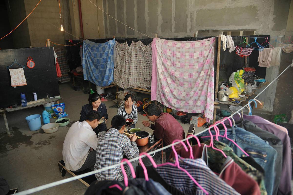 进城农民工的居所男女混住 仅用布帘隔开