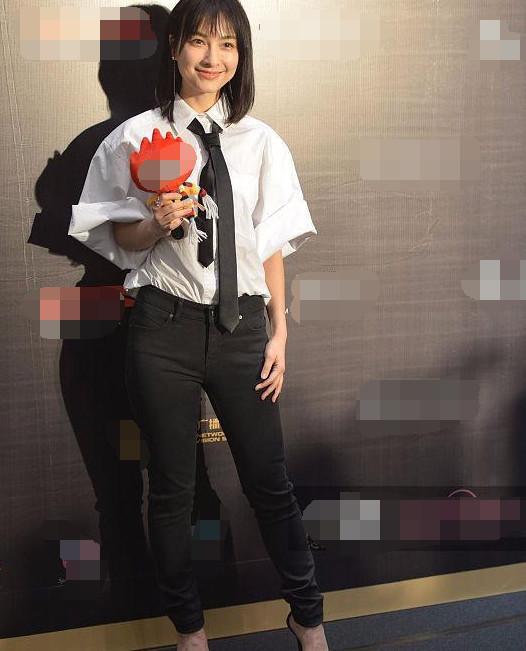 李宇春穿隐形小细跟像是踮脚走红毯,仪态不矫