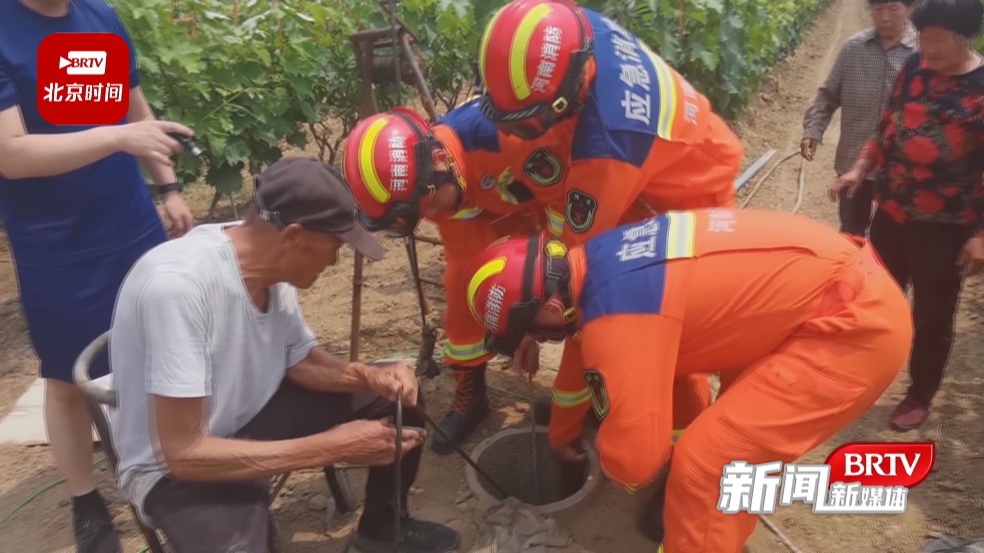 河南许昌：水泵掉深井 消防巧用绳结救助