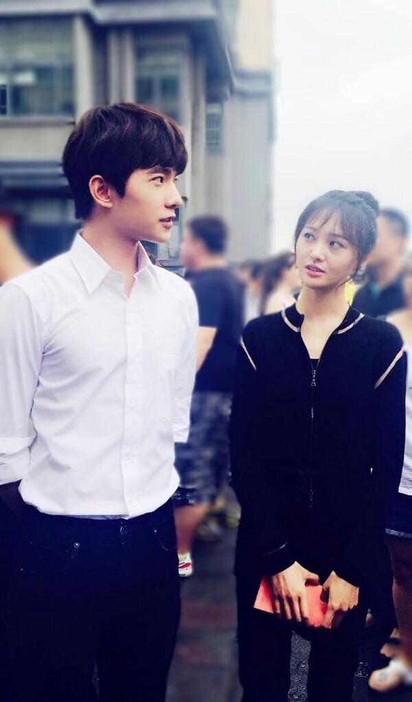 杨洋发自拍却疑似暴露恋情,对象怎么会是她?网友的评论出奇一致