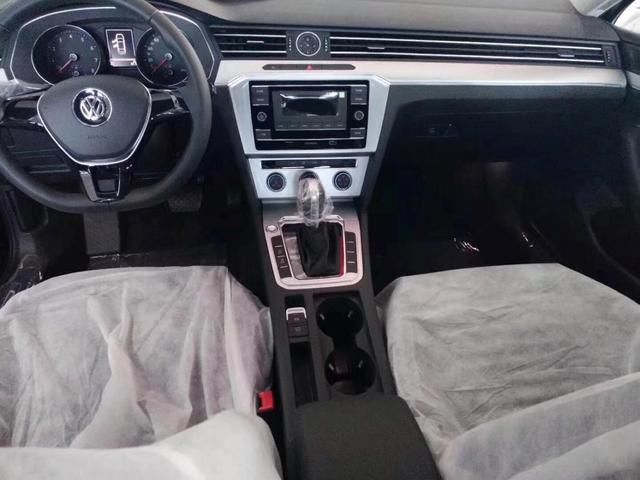 偶遇17款迈腾库存车,工作人员:内饰虽丑但全新