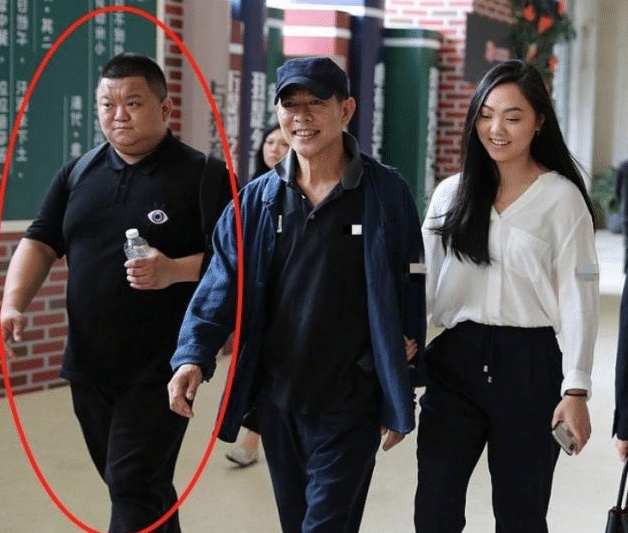Li Lianjie takes daughter He Mayun to have a meal, who is the fat person that wears black clothes af