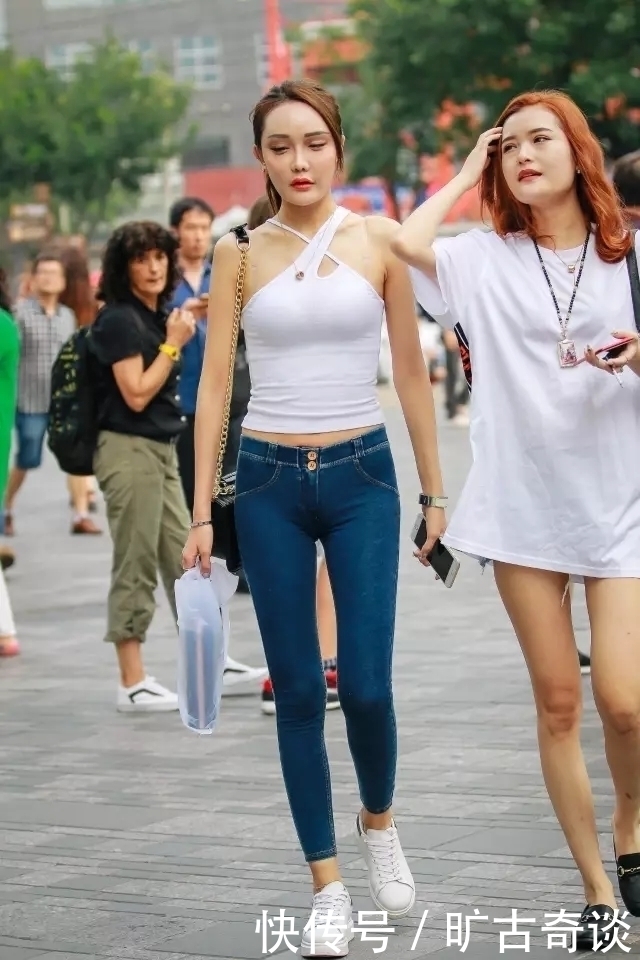 紧致挺翘高挑牛仔紧身裤美女,干净利落随意搭