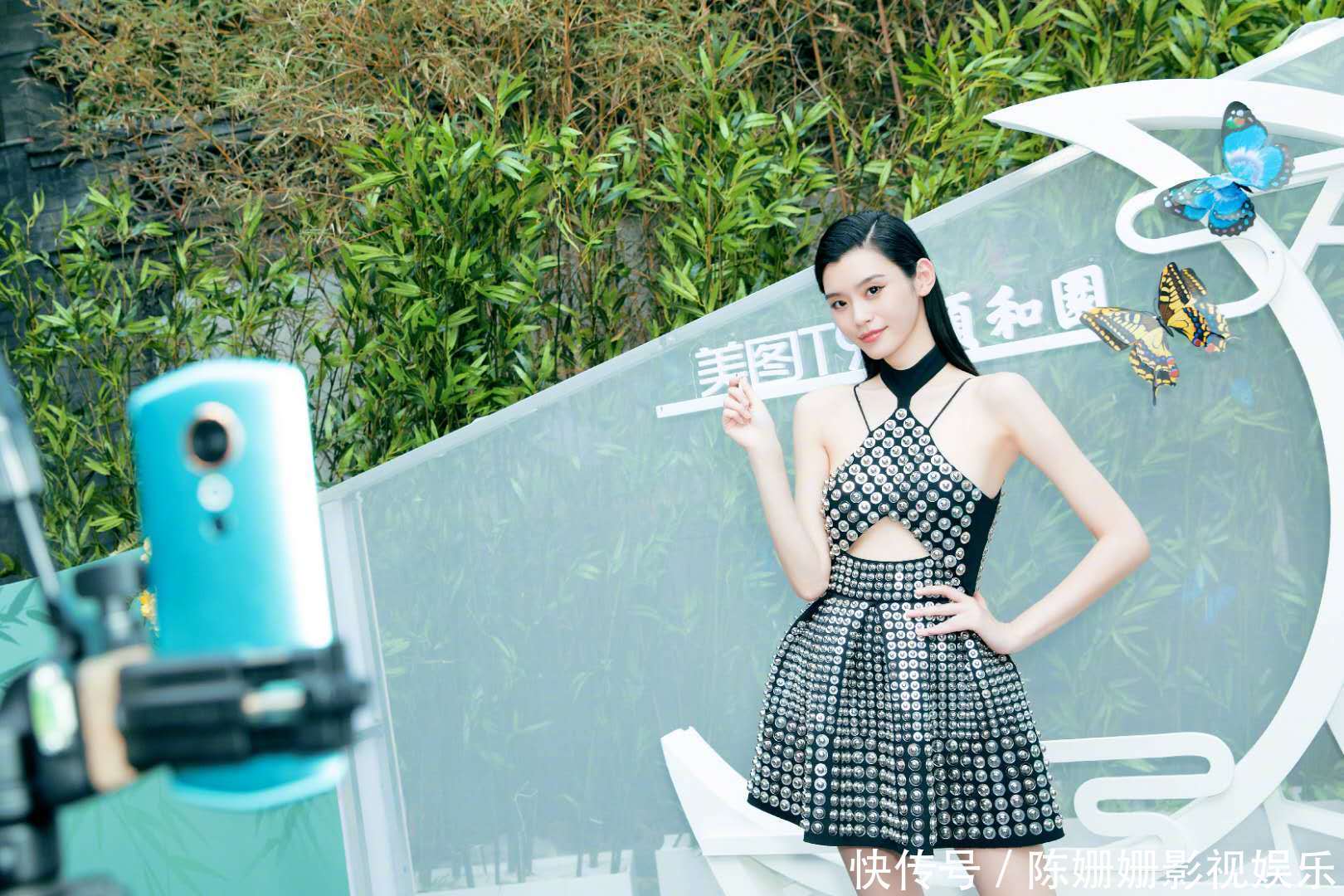 奚梦瑶银色吊带礼服出镜,大秀美背,皮肤白的发