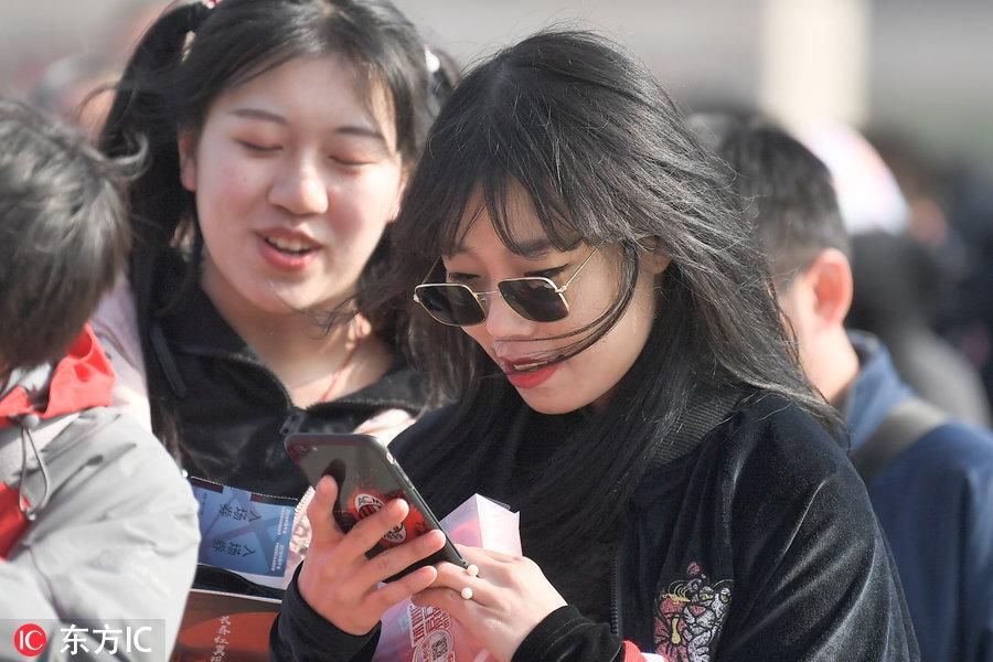 长春亚泰球迷场外集结 阳光明媚美女如云