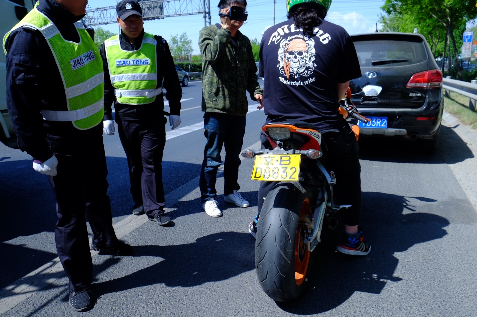 (該輛摩托車違反法規進入四環主路且對車牌進行遮擋,交警對其進行查處