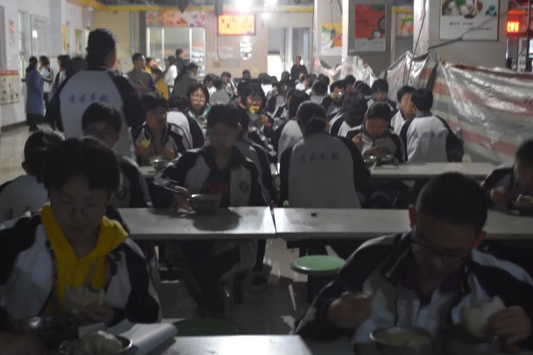 不到二十分钟，餐厅的学生就已经吃完早饭，陆续回到教室。