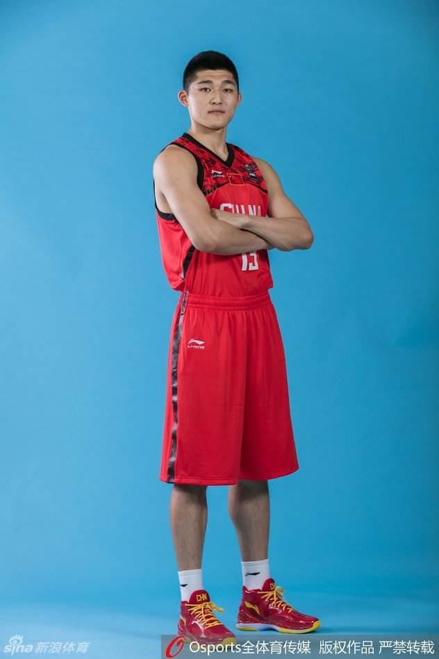 山东男篮青年队的国青大前锋李祥波,身高2米的