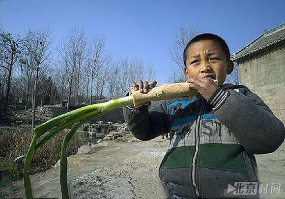 山东煎饼卷大葱上热搜了!女生含泪吃完 评论区