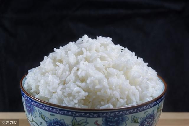 老汉可怜小乞丐,送他一碗白饭,十年后一辆豪车送来一袋大米