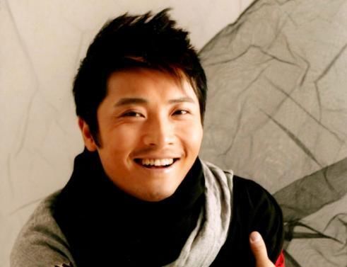 那一年黄鹤翔才23岁,即便后来唱过很多歌,但没有一首能超越《九妹》的