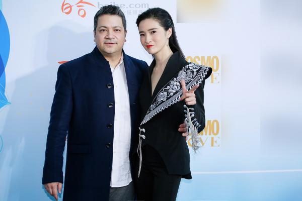 龚蓓苾伍仕贤出席时尚活动 帅气穿搭气场强大