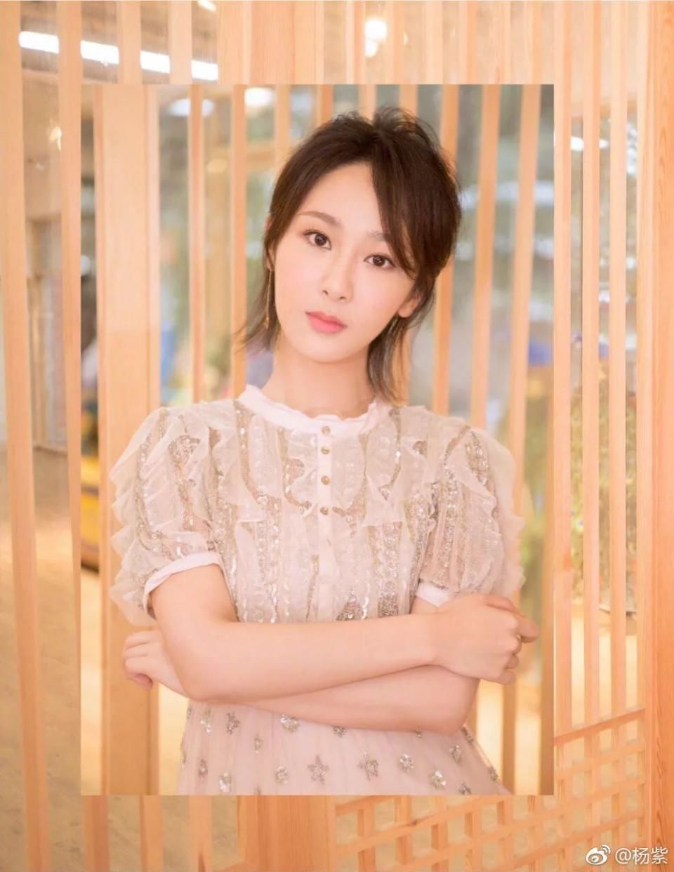 穿过杨紫头发的我的手,顺滑得让人想暴走!