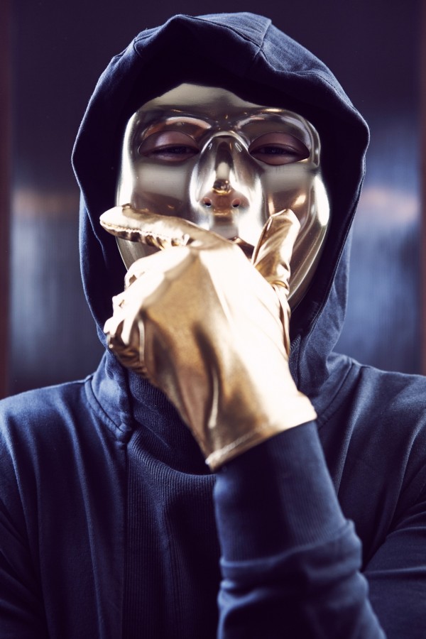 欧阳靖摘掉面具 冷峻变接地气很peace