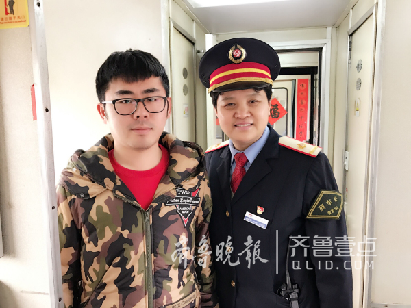 1981年,18岁的赵新华第一次踏上7053次列车,心情雀跃地成为了一名乘务