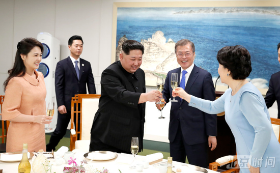 签署协议后,朝鲜最高领导人金正恩及夫人李雪主参加韩方准备的欢迎晚宴,这也是两国第一夫人首次会面。