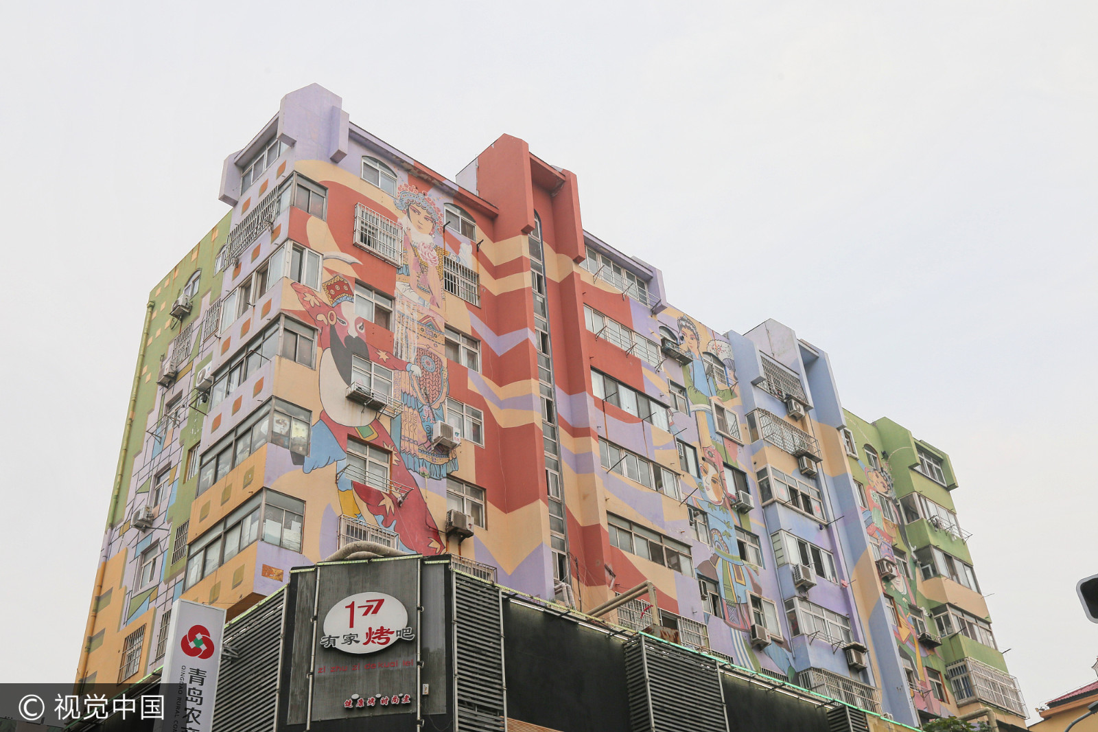 在居民楼的大型墙绘中,题材覆盖时尚美女,戏曲脸谱,海洋生物,民俗装扮