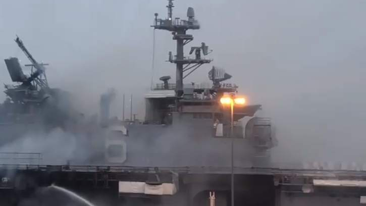 美军舰起火燃烧近1天1夜：舰岛烧穿 桅杆坍塌