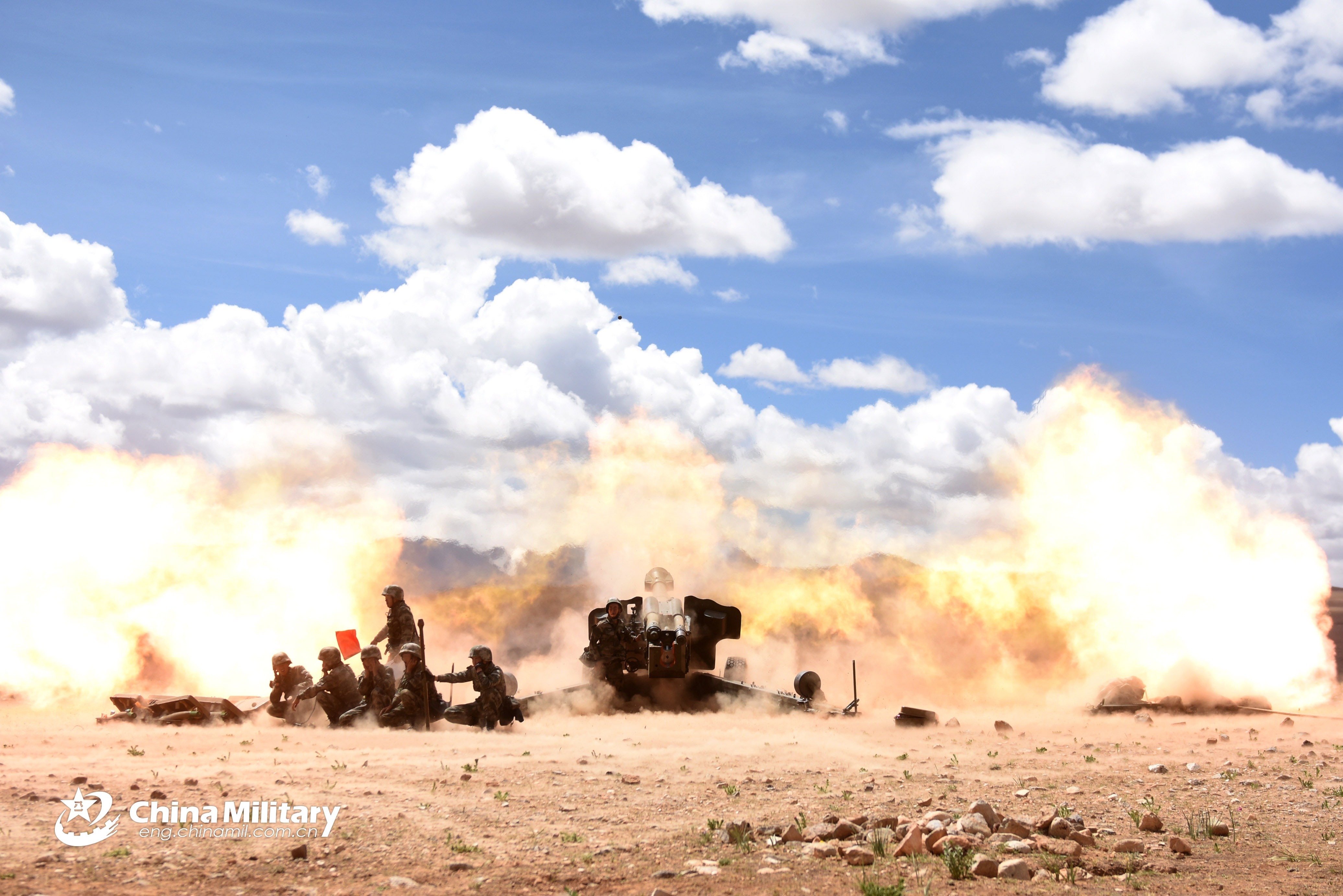 西藏军区某炮兵旅在不同阵地，采用不同火力打击方式，对多目标实施火力突袭。一场异地协同火力对抗打击行动正在上演。