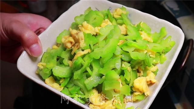 苦瓜炒鸡蛋怎么做才不苦?关键是这一招,学会不