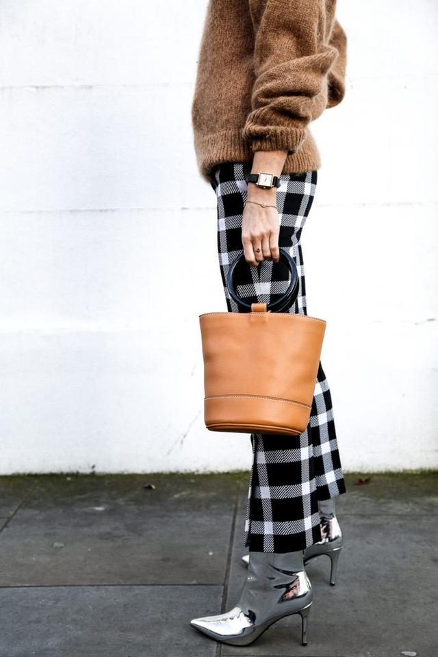 今日服饰搭配推荐:灰白格子裤配毛衣手提水桶