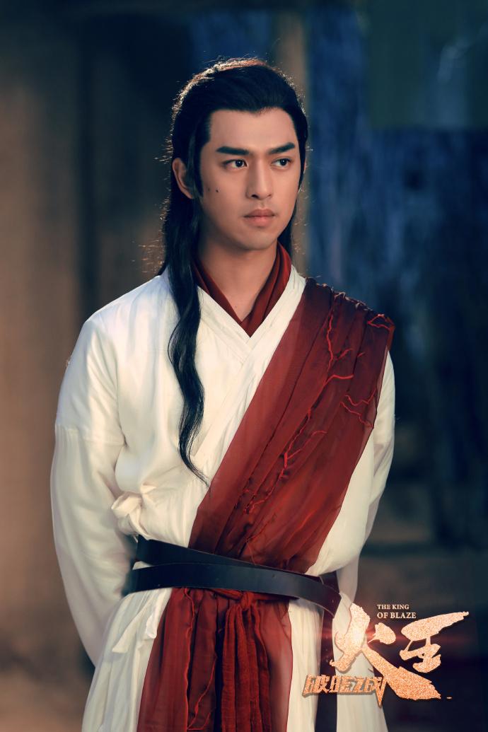 网易娱乐3月15日报道 近日,"大仁哥"陈柏霖担纲男一号的古装大剧