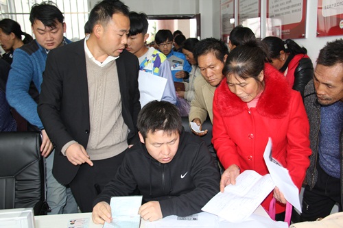 罗平县255名中职学生领取建档立卡贫困户学生