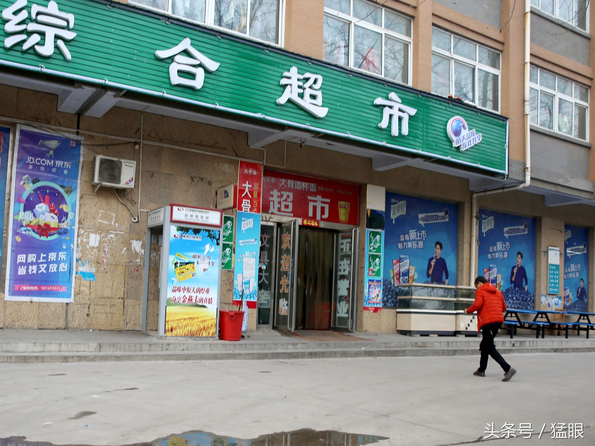 大学生回家过年,校园商店关门歇业,一年干八个