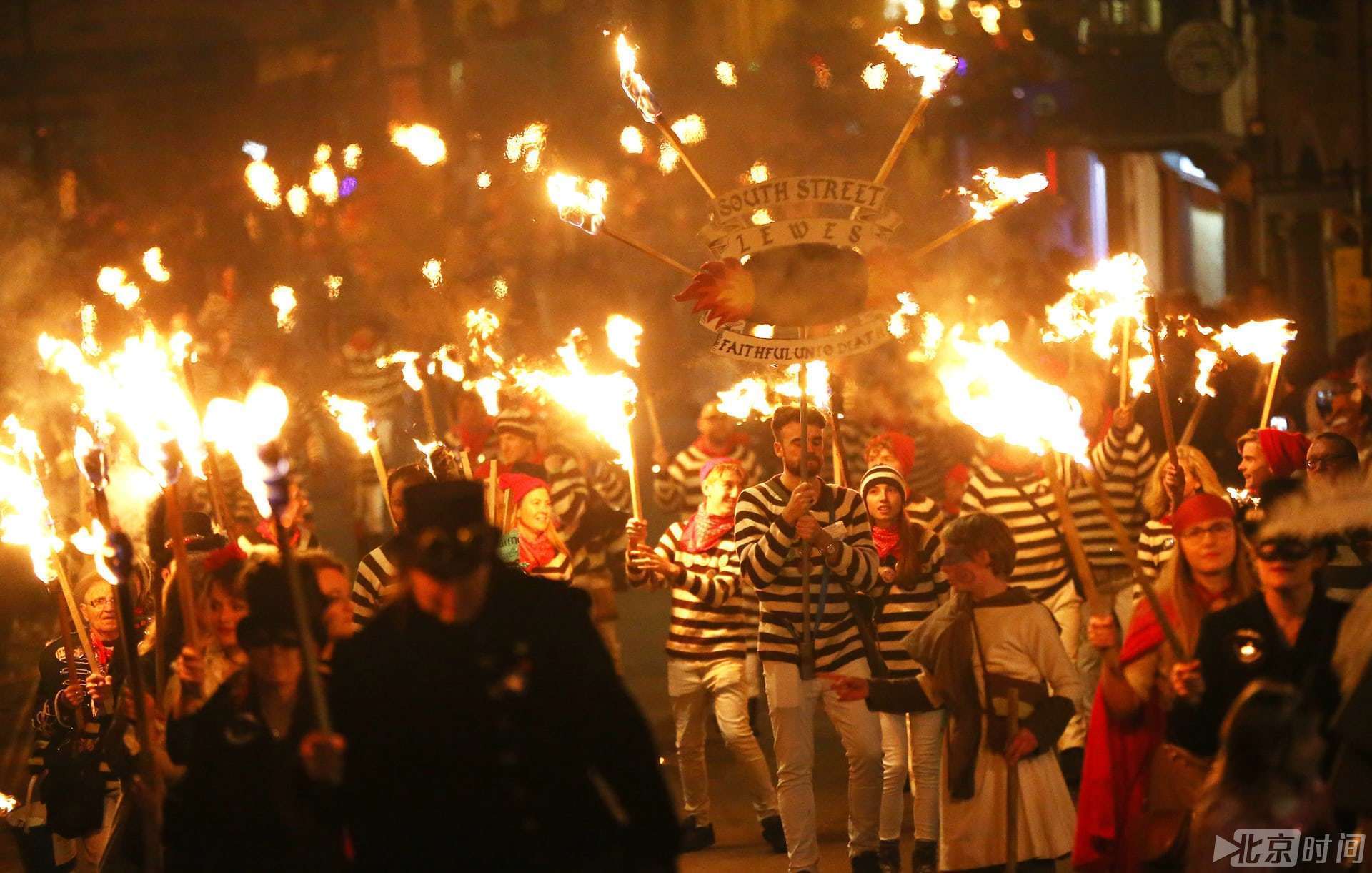 “唐顿+黑镜”即视感?英国各地变装游行庆祝“篝火之夜” “唐顿+黑镜”即视感?英国各地变装游行庆祝“篝火之夜”