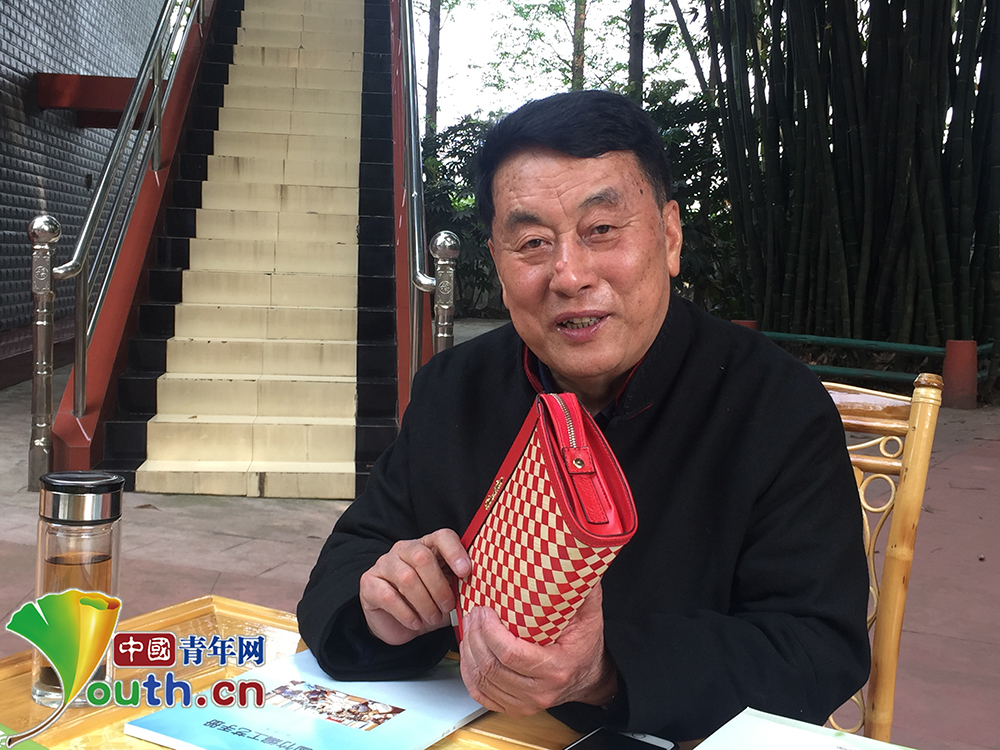 【中国梦·大国工匠篇】他将一片篾条剥成24层“纱” 富了全国竹编产业 【中国梦·大国工匠篇】他将一片篾条剥成24层“纱” 富了全国竹编产业