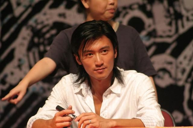 谢霆锋为讨好王菲给李嫣做饭,如今亲生儿子将