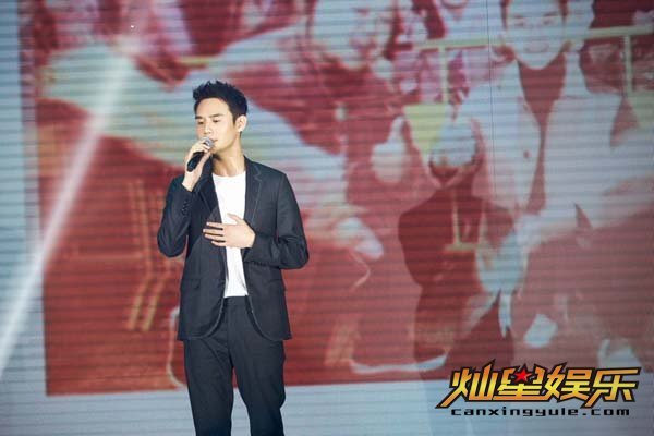 王凯与影迷同台飙戏 生日会深情献唱感动影迷