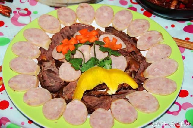 年底公司领导亲自下厨,做了一桌子好菜招待员