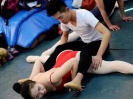 瑜伽教练帮助女学员压腿 动作让人不忍直视 瑜伽教练帮助女学员压腿 动作让人不忍直视