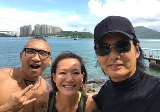 卢巧音偶遇周润发 63岁的发哥活成30岁 还大方