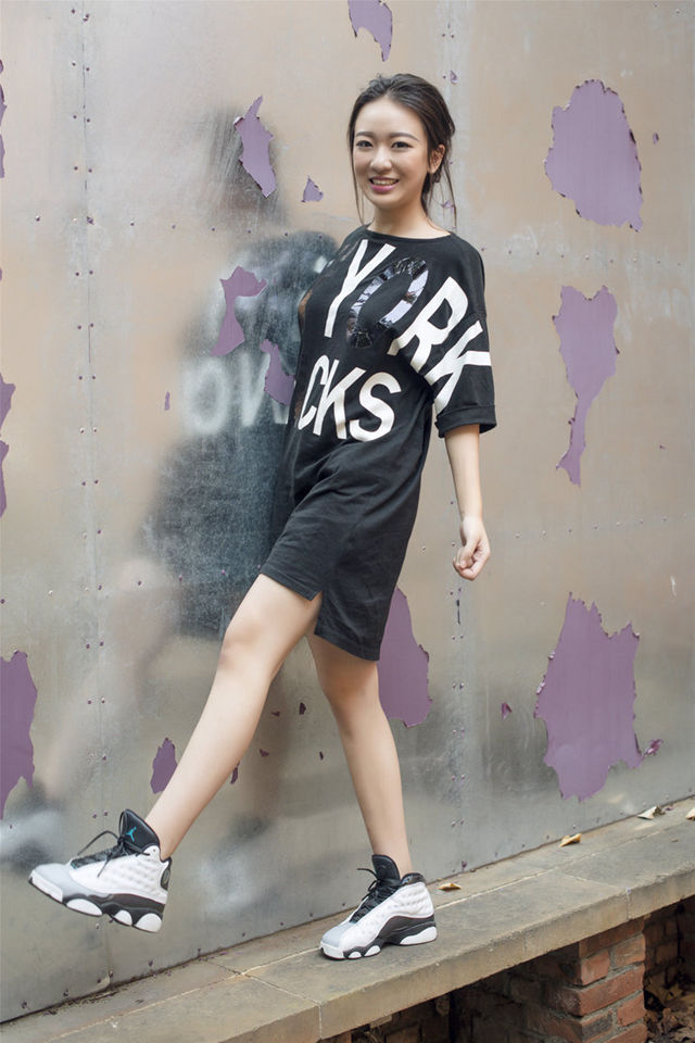 重庆街拍:短裙短裤就是美女们夏季的标配,时尚