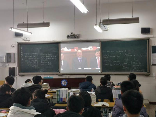 郑州11中组织观看庆祝改革开放40周年实况直播