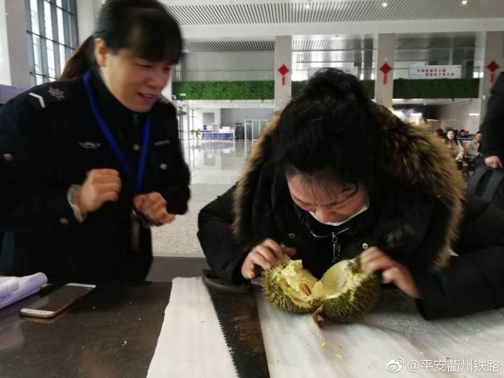 谁知李女士随后竟借来了工具现场将榴莲切开并全部吃光。