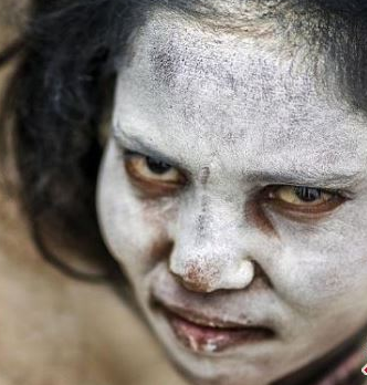 印度食人僧揭秘:生吃死人肉 用死人头骨接水喝