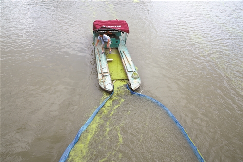 传统的人工打捞船,大多采用柴油动力.