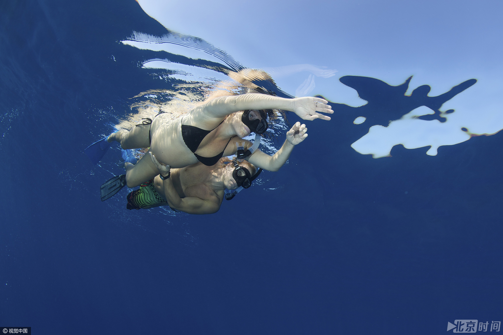 2010年1月15日消息，两位孕妇日前在美国夏威夷凯阿拉凯夸湾游泳时吸引了海豚与她们同游。30岁的Brianne Droscoski和35岁的Jen Groark是好朋友，当她们结伴下海时，发现有许多海豚来到了她们附近。