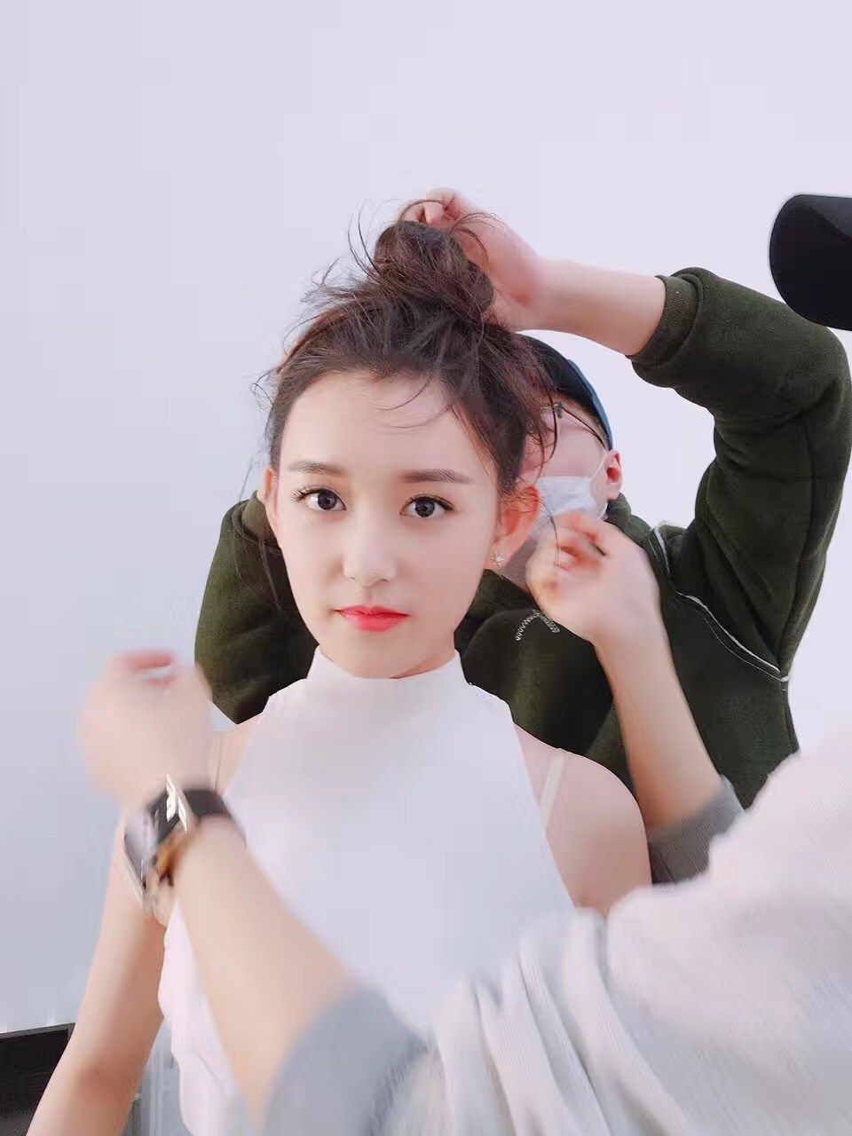 蒋依依又迅速调整状态,一改花絮中的调皮鬼马,波浪卷发与丸子头轻