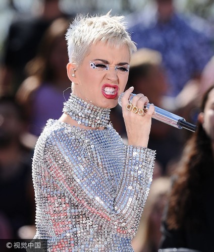 组图:水果姐浑身狂闪blingbling 表情肢体超放飞