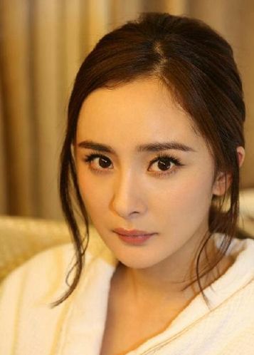 诈捐门后杨幂瘦成骨架子,妆容精致也没了少女