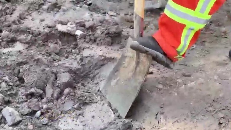 压实的淤泥80厘米厚 北京朝阳环卫驰援房山十渡清淤工作_北京时间