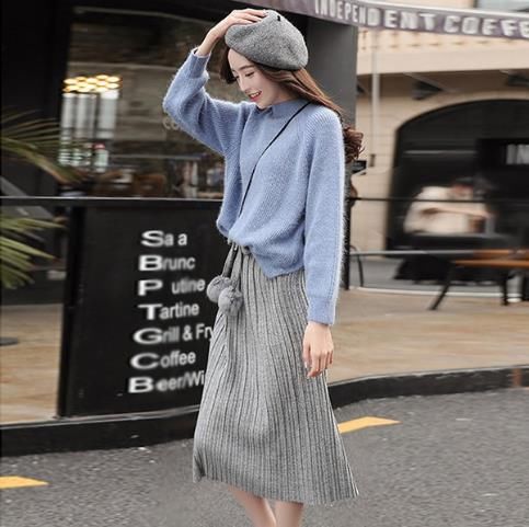 金丝绒荷叶边短外套搭配小皮裙:个性十足