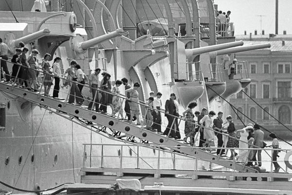 在1957年被改为博物馆以后，到“阿芙乐尔”号巡洋舰参观、缅怀的人络绎不绝，参观人数最多的时候，一年超过100万人次。在1987年到1990年期间，参观人数近200万人次，其中有50万人来自世界其他国家。图为参观“阿芙乐尔”号巡洋舰的人们在登舰梯上络绎不绝。