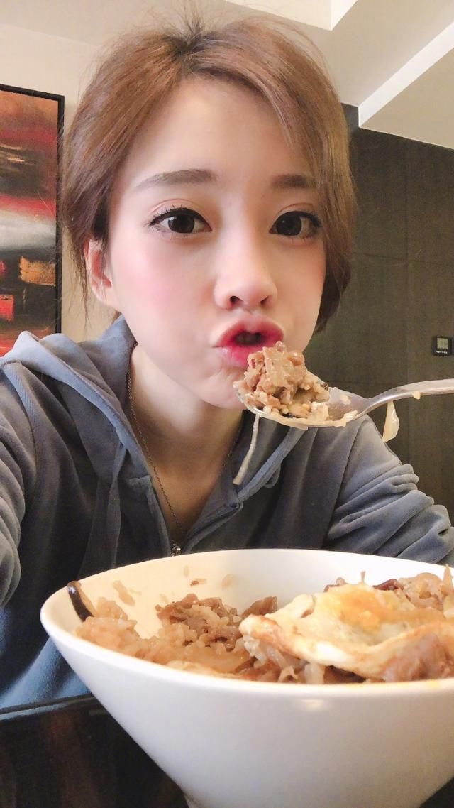 可爱的斗鱼女主播冯提莫:唱火了《佛系少女》