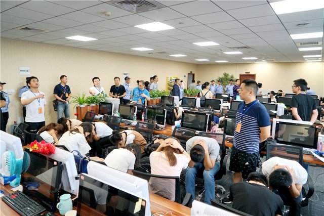 2017年6月12日武汉市公安局通报，近日破获一起特大网络诈骗案。抓获包括卢某、熊某等8名首脑分子在内的涉案人员808名，查扣涉案电脑800余台、手机2000余部、银行卡3000余张。据悉，这是全国打击利用非法互联网金融平台实施诈骗犯罪中，查获涉案人数最多的一起案件。