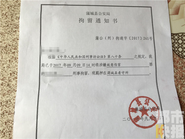 居民：“太残忍了，没人性！遇到家庭暴力要站出来，不要忍耐 ，如果有一次的话，就会有第二次，第三次，所以要第一时间站出来。”律师：“以故意伤害罪承担法律责任，根据伤情的不同可能被处以管制、拘役、有期徒刑 、无期徒刑，甚至死刑的法律后果。”